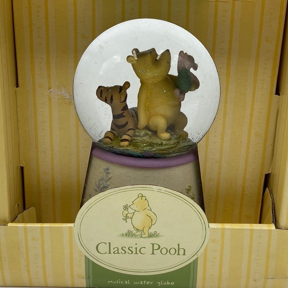 Disney CLASSIC POOH MUSICAL WATER
GLOBE featuring Pooh, Piglet and Tigger 
NEW - Picture 2 of 4